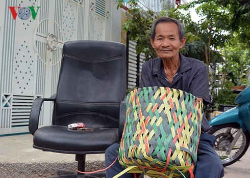 Thanh Hóa: Cụ ông 68 tuổi tận dụng phế liệu đan sọt rác thân thiện môi trường