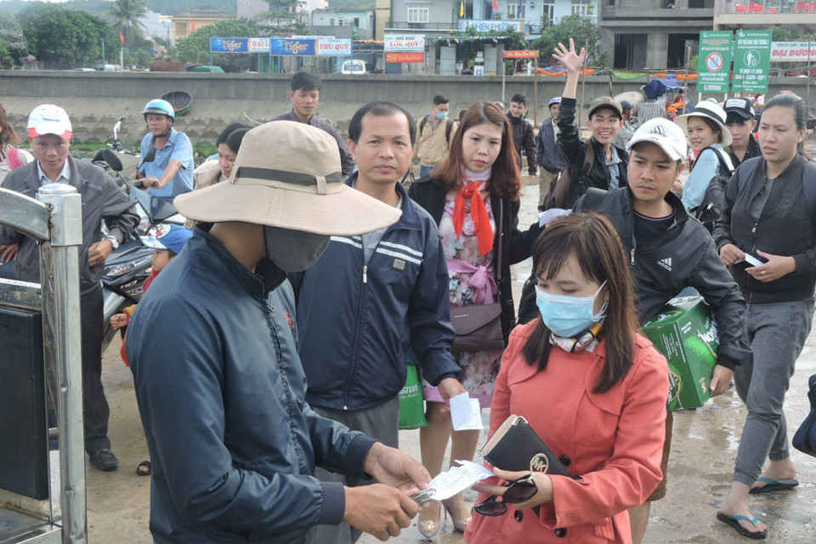 Quảng Ngãi: Gần 2.000 du khách bị kẹt lại đảo Lý Sơn vì do áp thấp nhiệt đới