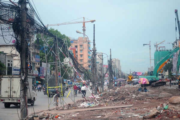 Hà Nội: “Mạng nhện” dây cáp, dây viễn thông bẫy người dân