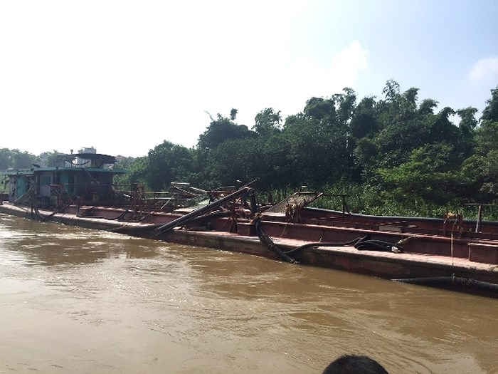 Bắt quả tang 4 tàu khủng khai thác cát trái phép trên sông Hồng