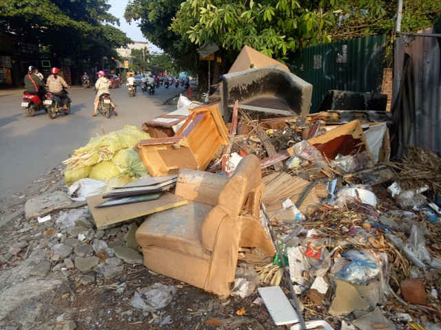 Hà Đông – Hà Nội: Rác, phế thải bủa vây đường 70