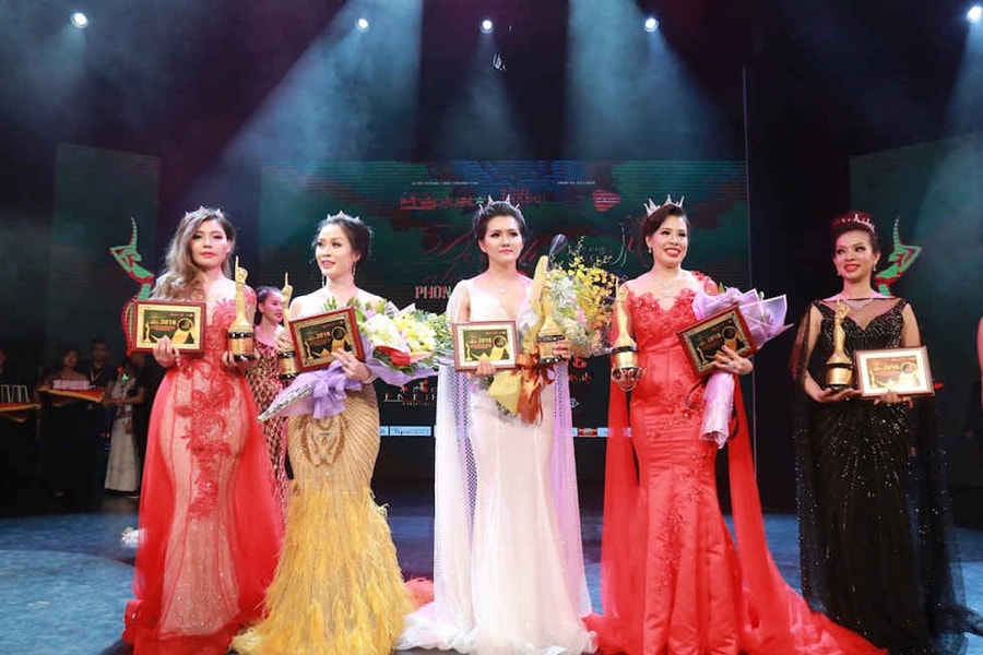 Ấn tượng phong cách nữ doanh nhân Lady Queen 2018