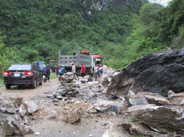 Nghệ An: Sạt lở hàng chục m3 đá khiến QL 7A bị ách tắc cục bộ