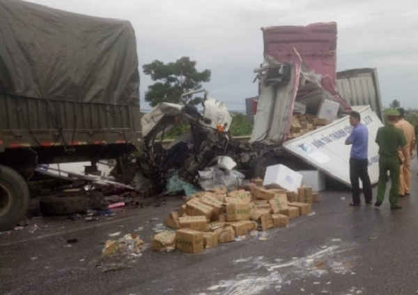 Nghệ An: Đâm đuôi xe tải, 2 người thương vong