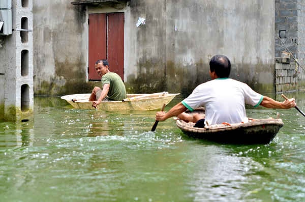 Chương Mỹ (Hà Nội): Người dân vẫn bơi thuyền, sống trong cảnh ngập lụt