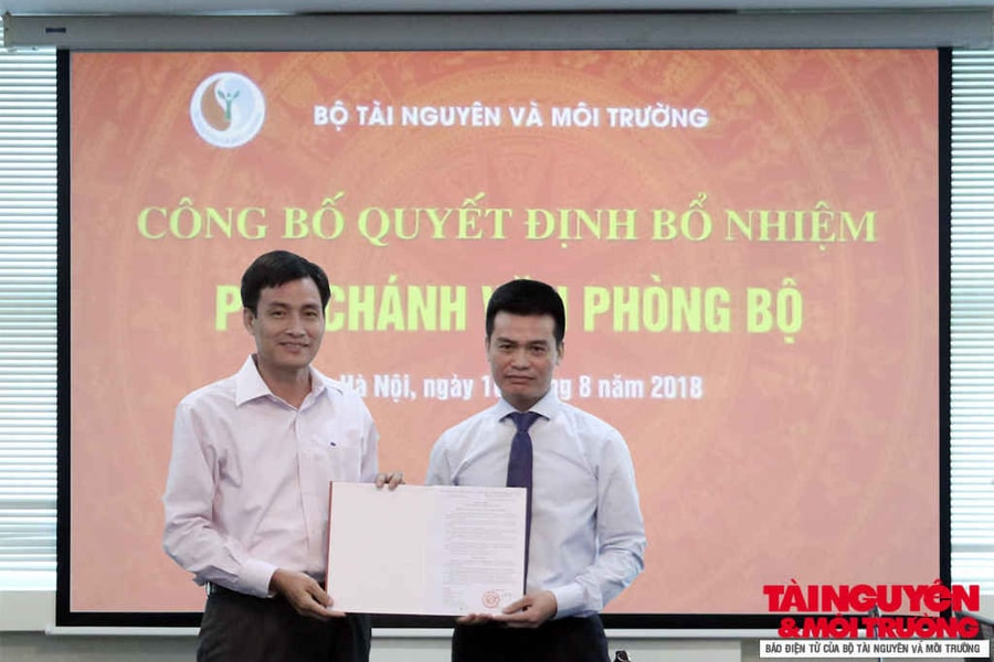 Trao Quyết định bổ nhiệm Phó Chánh Văn phòng Bộ Tài nguyên và Môi trường