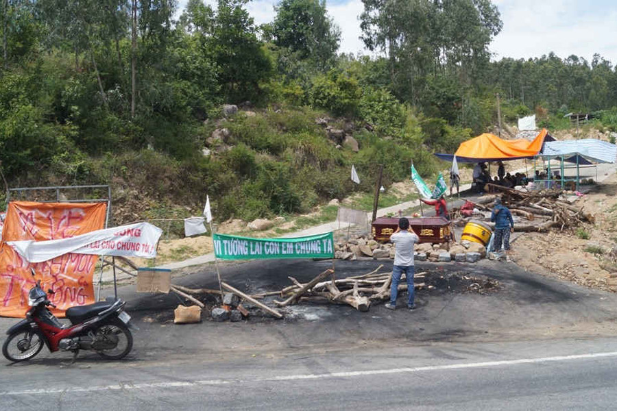 Quảng Ngãi: Đối thoại bất thành, dân tiếp tục chắn đường vào nhà máy xử lý rác