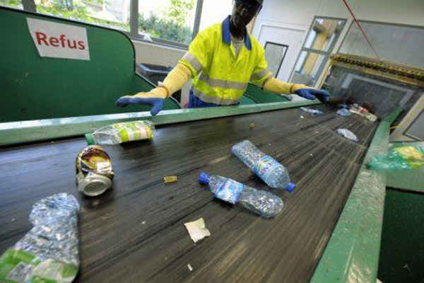 Pháp thúc đẩy lệnh cấm các chai nước bằng nhựa trong trường học