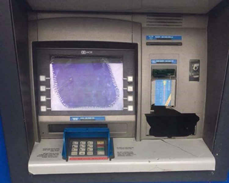Đập máy ATM vì bị "nuốt" thẻ ngân hàng: Đối diện mức xử phạt nào?