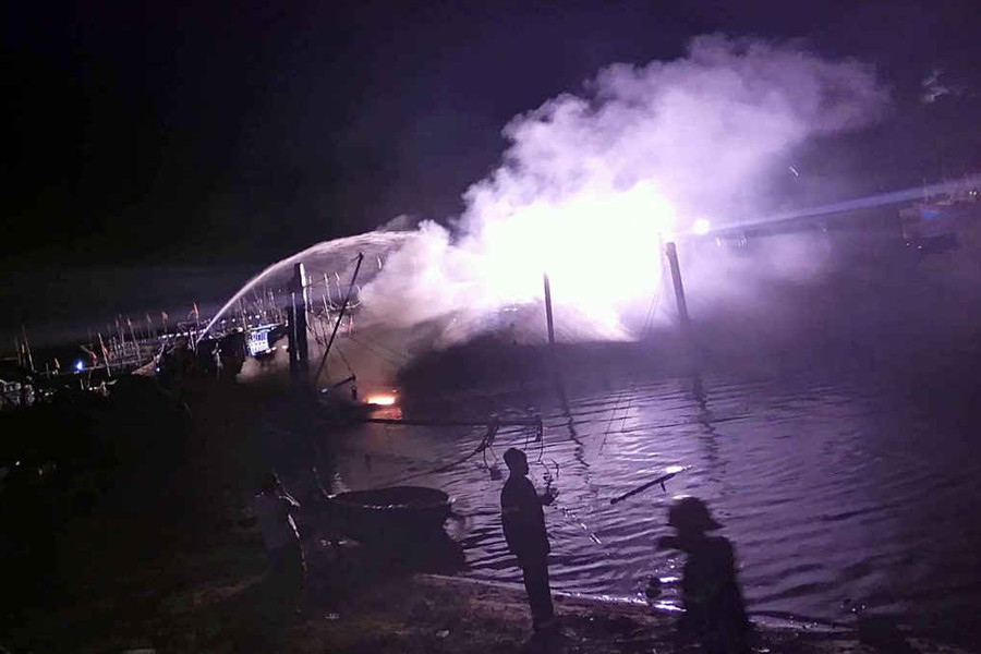 Tàu cá bốc cháy trong đêm tại Âu thuyền Hồng Triều