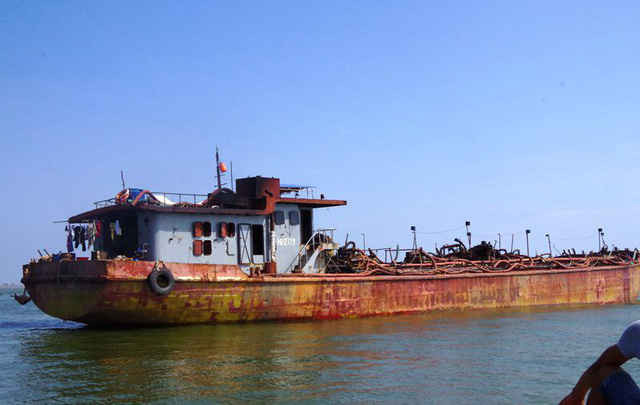 Nam Định:  Bắt giữ tàu hút cát trái phép "khủng" trên biển