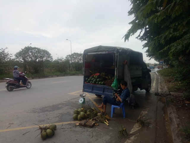 Hà Nội: Chính quyền phường Đại Mỗ có làm ngơ cho nạn bán hàng rong trên Đại lộ Thăng Long ?