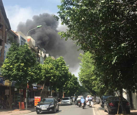 Hà Nội: Cháy lớn tại xưởng sản xuất sofa ở phường Trung Văn, 1 người chết, 4 người bị thương