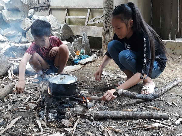 Nghệ An: Xót xa gia cảnh hai chị em đơn độc