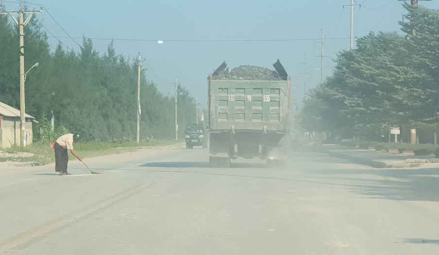 Thái Bình: Xe quá khổ chở bùn đất chạy tốc độ chậm vô tư trên đường