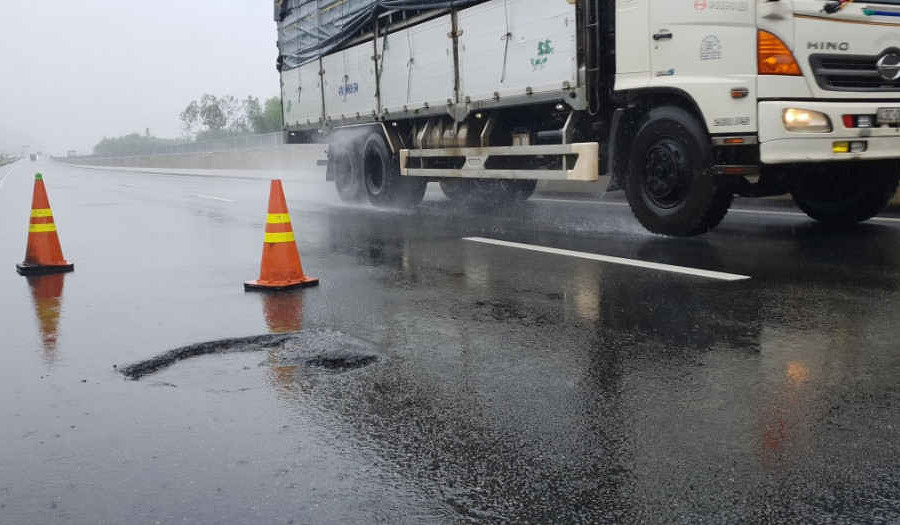Cao tốc Đà Nẵng - Quảng Ngãi: "Bệnh cũ tái phát" sau 2 ngày dầm mưa