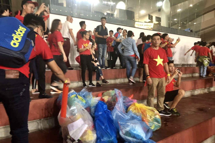 CĐV Việt Nam nhặt sạch rác trên khán đài sau trận chung kết tại Malaysia