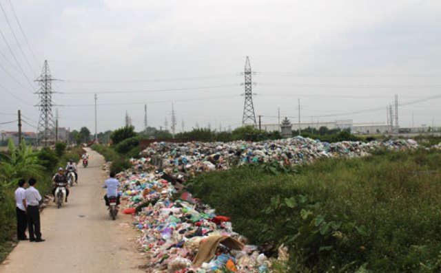 Xã Đại Đồng, huyện Tiên Du: Điểm tập kết rác quá tải, rác thải “bức tử” đường liên thôn