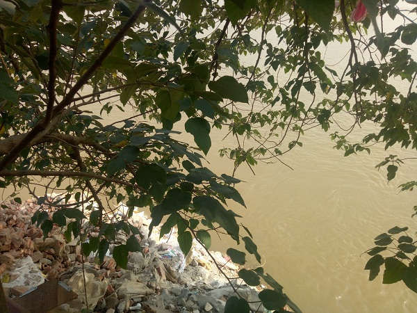 Phế thải “bức tử” sông Hồng: Có hay không việc buông lỏng quản lý của đơn vị Cảng Hà Nội?