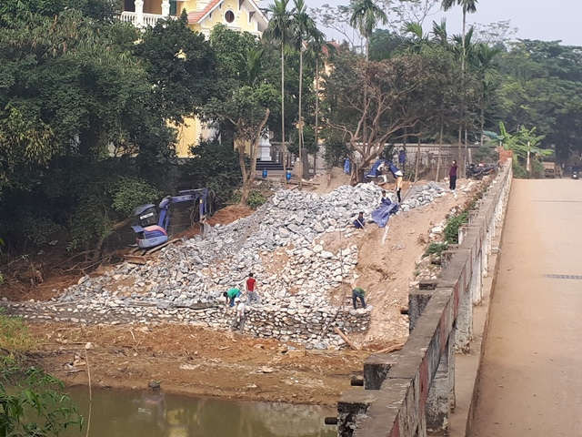 Yêu cầu Trưởng ban Tuyên giáo Huyện ủy Thạch Thất tháo dỡ phần công trình lấn lòng sông Tích