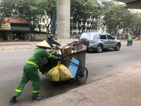 Những công nhân môi trường thầm lặng dọn rác sau Tết Nguyên đán