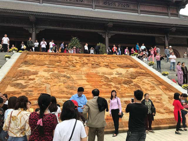 Hàng ngàn du khách về dự lễ khai hội ngôi chùa lớn nhất thế giới