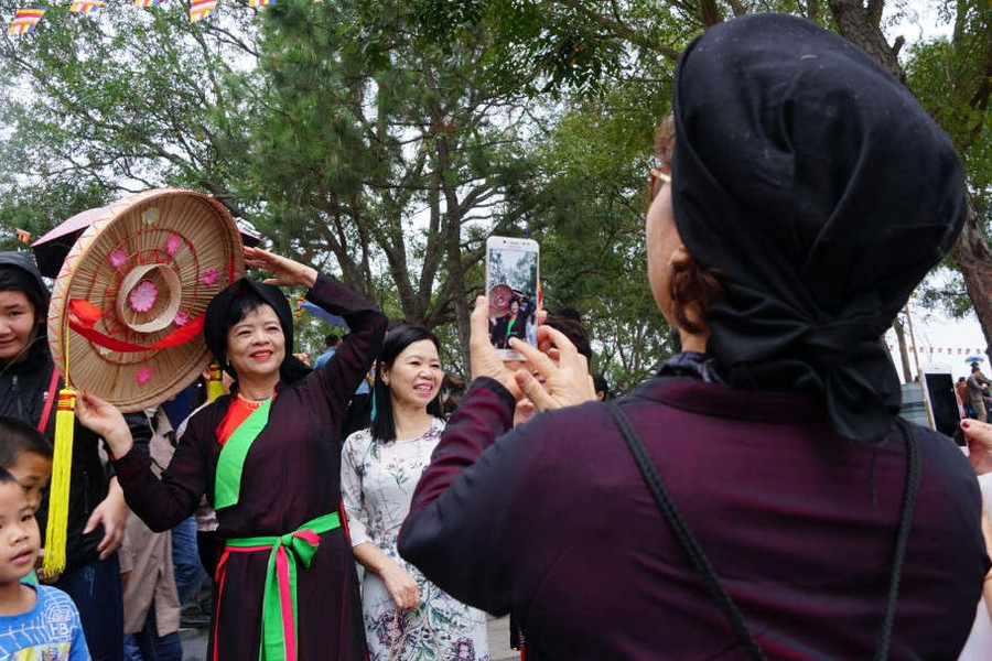 Người dân thi nhau chụp ảnh với các liền chị ở Hội Lim