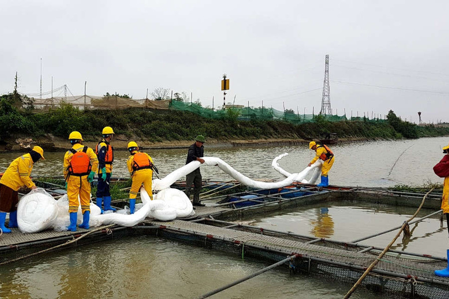 Hải Dương: Xử lý cơ bản dầu tràn trên sông Kinh Thầy