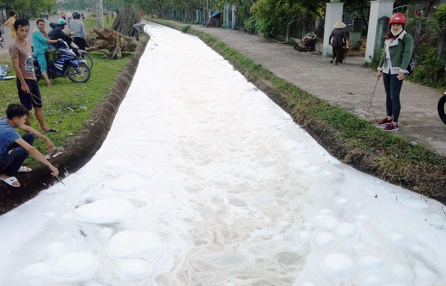 Kênh nổi bọt trắng xóa ở Quảng Nam: Lo lắng nguồn nước bị ô nhiễm, dân không dám sử dụng