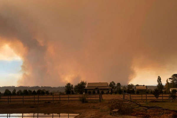 Cháy rừng phá hủy hơn 30 ngôi nhà, thiêu rụi gần 70 tòa nhà ở bang Victoria của Australia