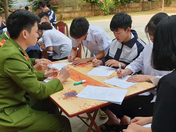 Sơn La: Cấp miễn phí CMND cho trên 200 học sinh Trường PTDT Nội trú