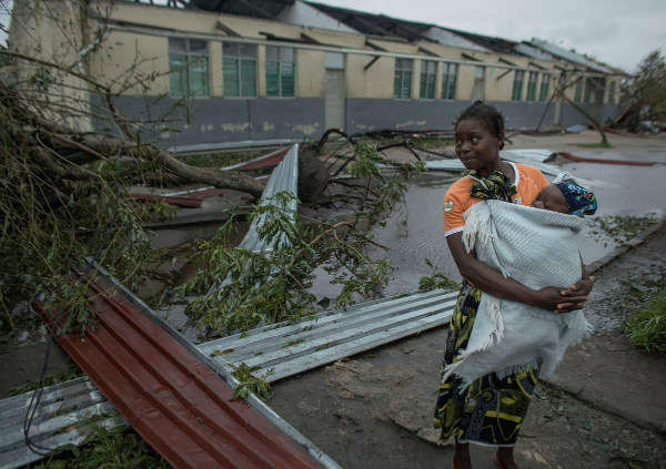 Đội cứu hộ “chạy đua” để giải cứu hàng trăm người mắc kẹt do bão ở Mozambique