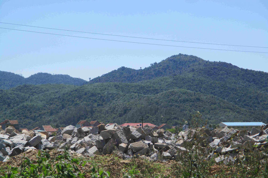Phú Yên: Nhức nhối nạn khai thác đá chẻ dưới chân núi Đá Bia