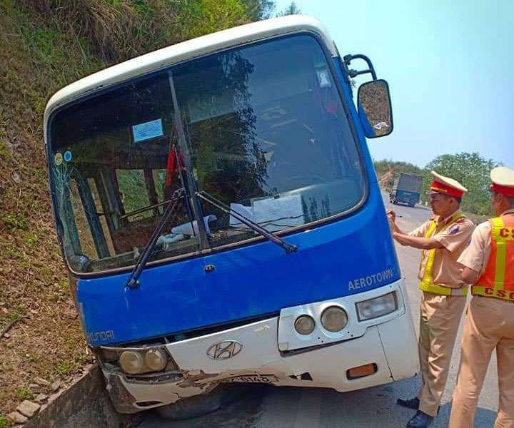 Điện Biên: Xe khách mất phanh, đâm vào ta-luy dương trên đèo Pha Đin