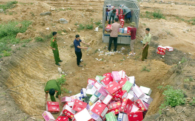 Lào Cai: Tiêu hủy số lượng lớn hàng không rõ nguồn gốc