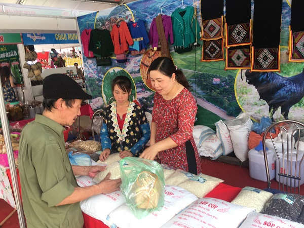 Đông đảo người dân tham quan Hội chợ triển lãm thương mại Sơn La 2019
