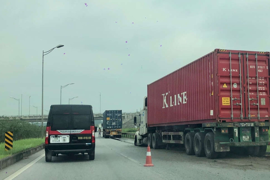 Xe container mất lái đâm và giải phân cách trên cao tốc Hà Nội - Thái Nguyên