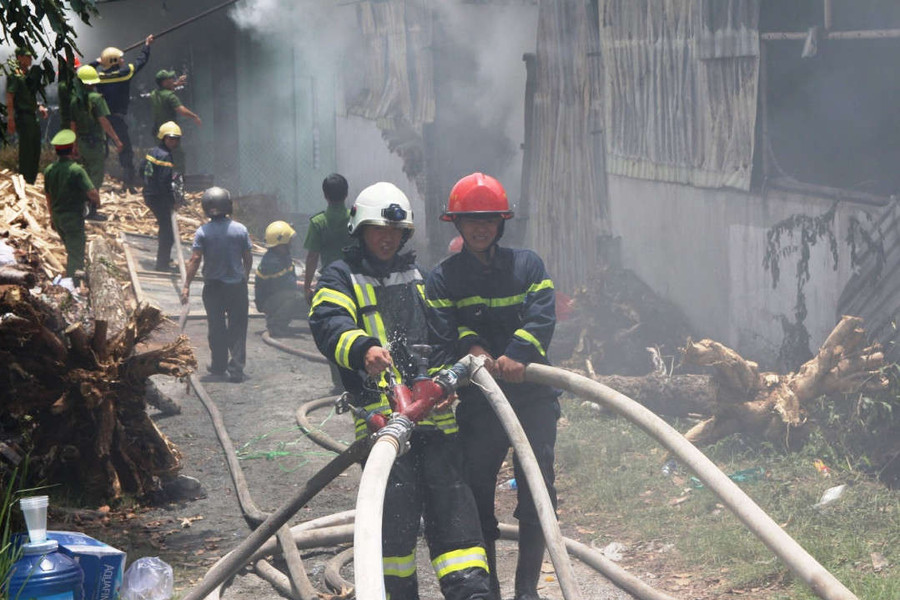 Đà Nẵng: Hàng trăm chiến sĩ tham gia chữa cháy xưởng sản xuất hương