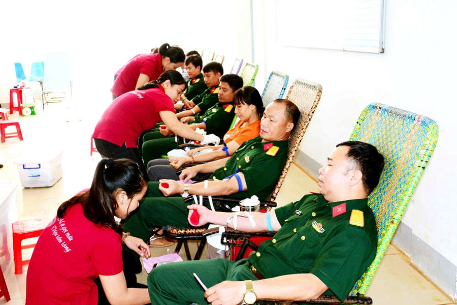 Gần 300 người lao động Binh đoàn 15 tham gia hiến máu tình nguyện