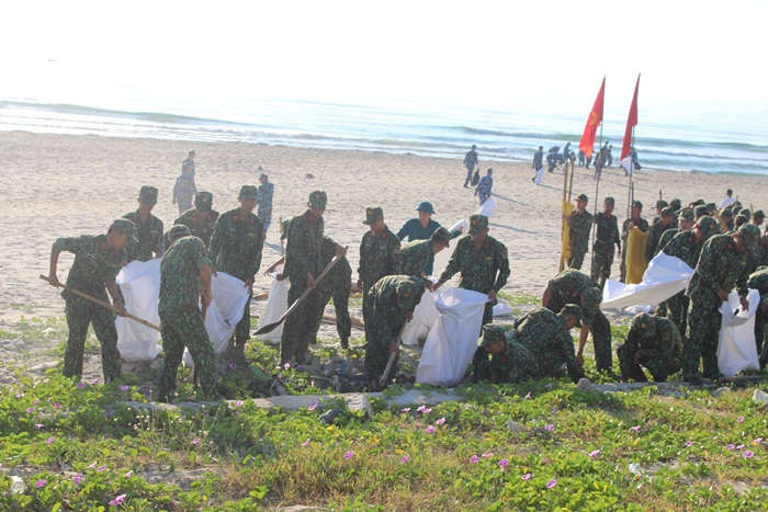 Đà Nẵng: 2.000 người ra quân vệ sinh bãi biển