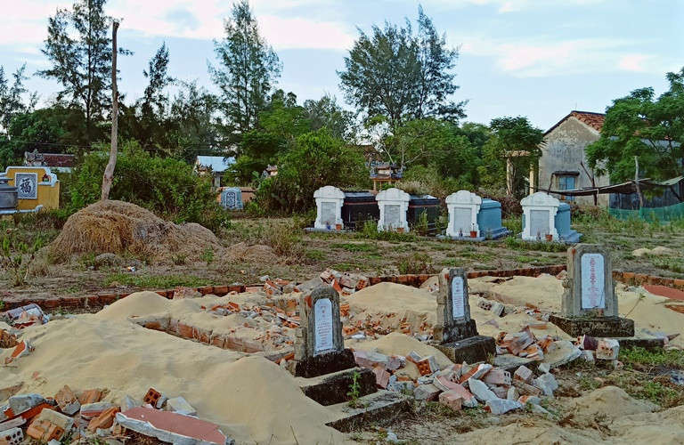 Dự án khu dân cư 2A (TX Điện Bàn, tỉnh Quảng Nam): Đất mồ mả chưa di dời vẫn bị rao bán?