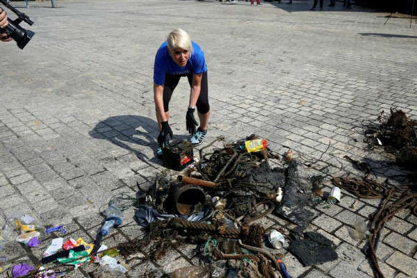 Hàng ngàn tình nguyện viên dọn sạch nhựa ở bờ biển phía Bắc Tây Ban Nha