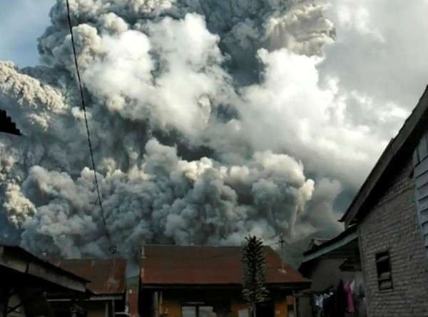 Indonesia cảnh báo về những vụ phun trào tiếp theo sau khi núi lửa phun tro bụi