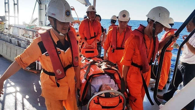 Cứu thuyền viên bị tai biến trên vùng biển tỉnh Quảng Ngãi