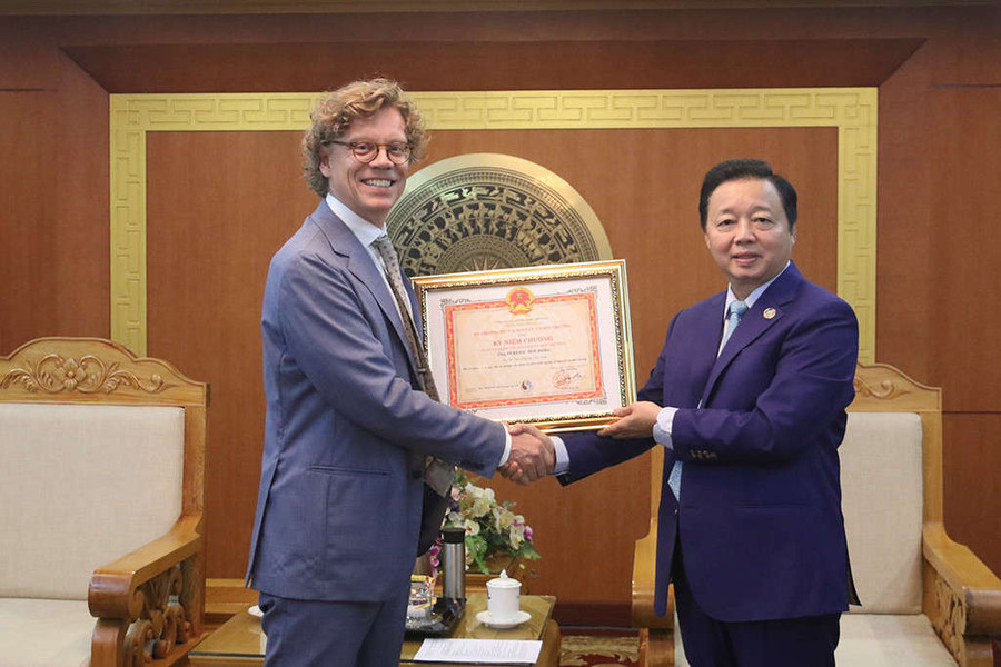 Bộ trưởng Trần Hồng Hà trao Kỷ niệm chương “Vì sự nghiệp Tài nguyên và Môi trường” cho các Đại sứ Australia và Thuỵ Điển