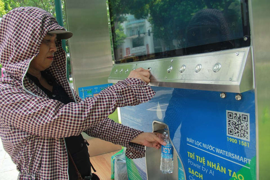 Cây lọc nước thông minh cung cấp nước miễn phí cho người dân Thủ đô
