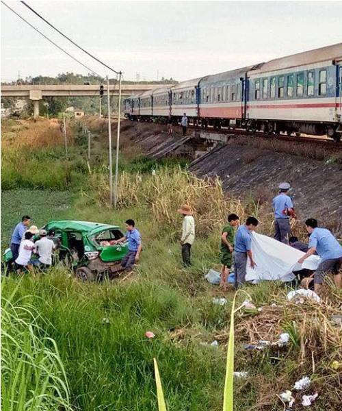 Quảng Ngãi: Tàu hỏa húc văng taxi, 2 người thiệt mạng