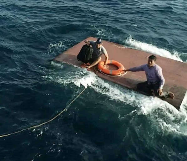 Quảng Trị: Cứu hộ 4 thuyền viên gặp nạn do tàu chở dầu bị chìm