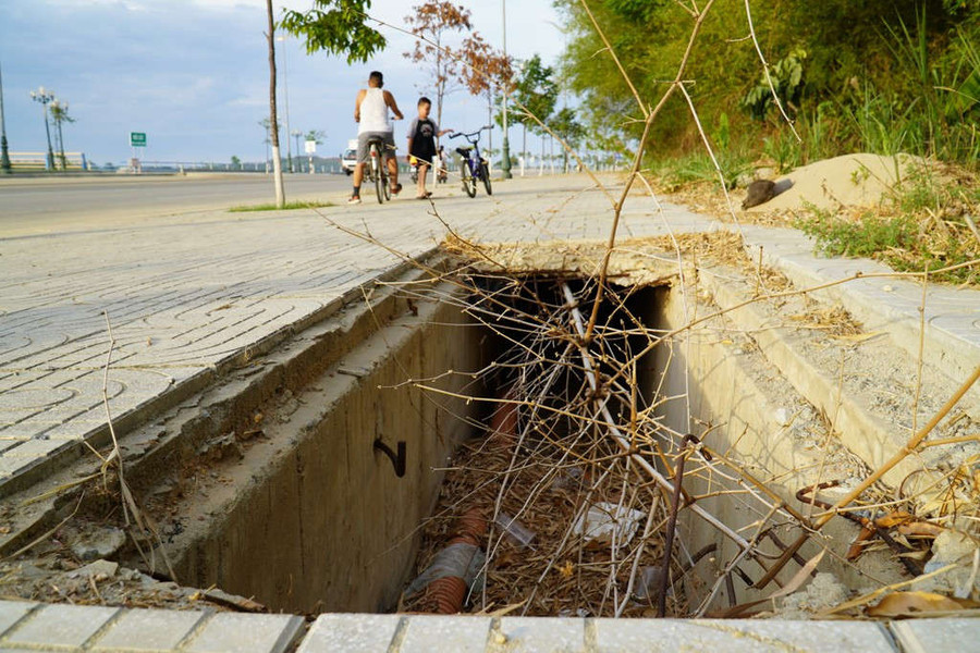 Quảng Ngãi: Nguy hiểm rình rập từ những hố cáp ngầm trên đường Trường Sa