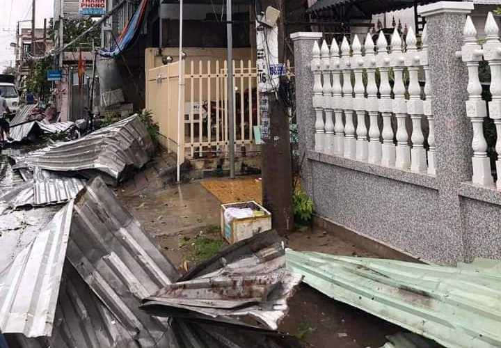 Hàng trăm căn nhà bị sập và tốc mái trong cơn mưa dông lớn tại An Giang